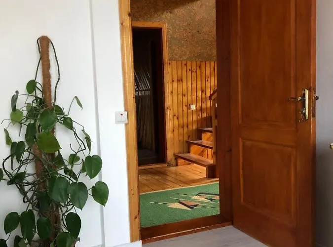 Konukevi біля погару *