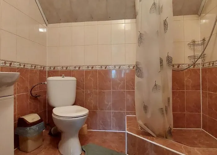 біля погару Konukevi